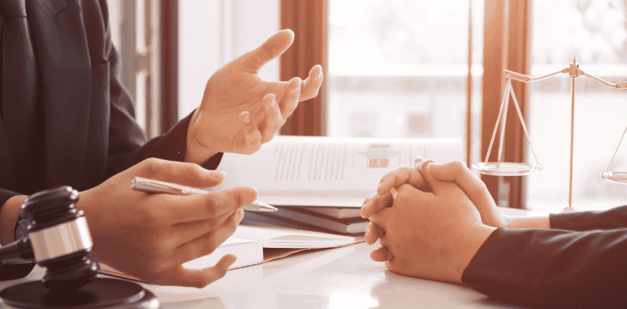 Simple guide to top benefits of being a lawyer in Canada in 2025.