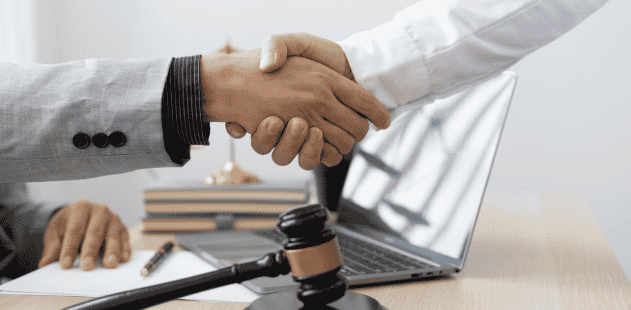 Guide on best online lawyer services in Canada for legal help across different areas.