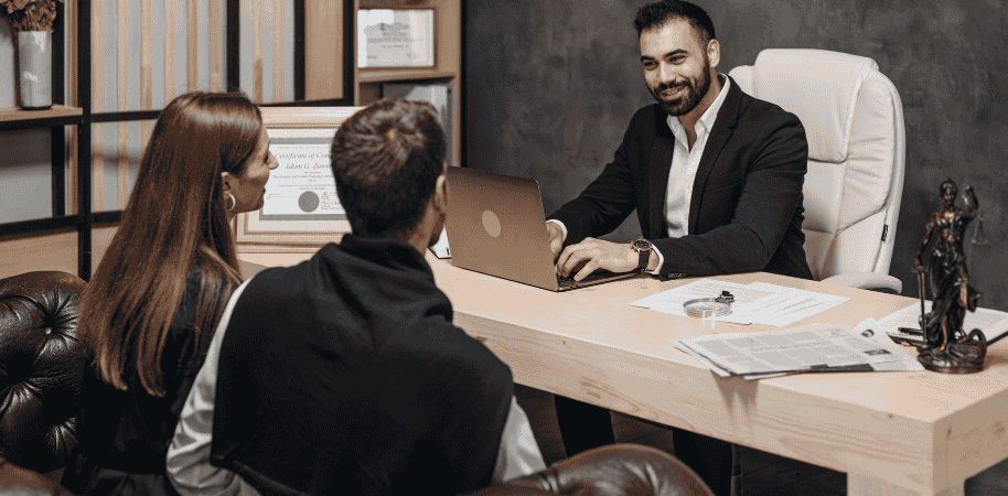 Step-by-step guide on how long to become a lawyer in Canada from school to practice.