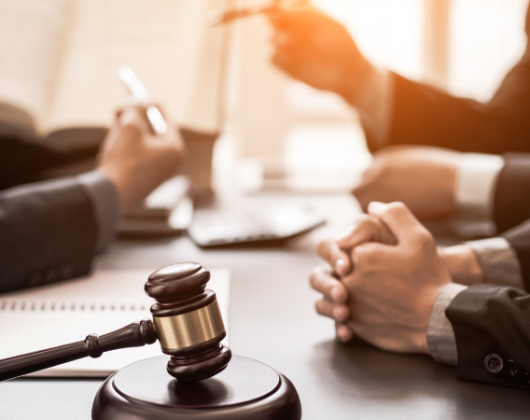 Simple guide on how to become a lawyer in Canada , from education to licensing.