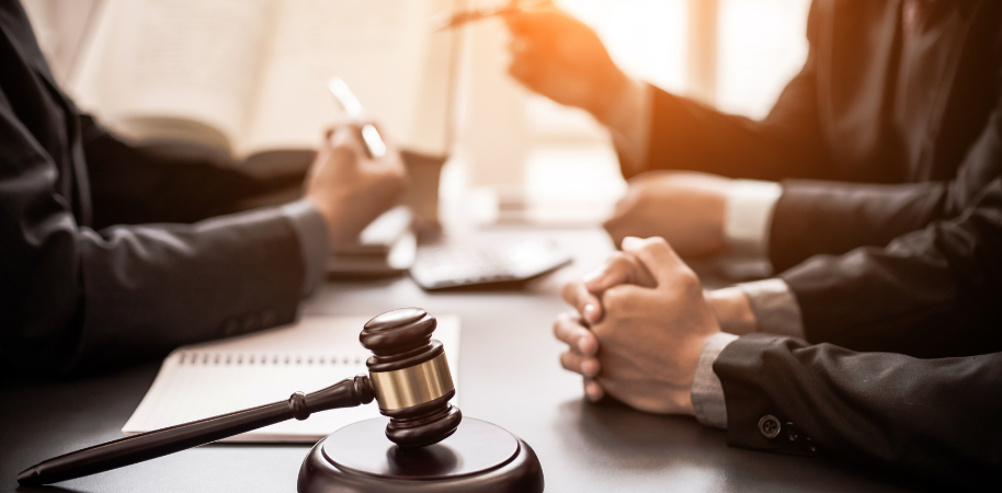 Simple guide on how to become a lawyer in Canada , from education to licensing.