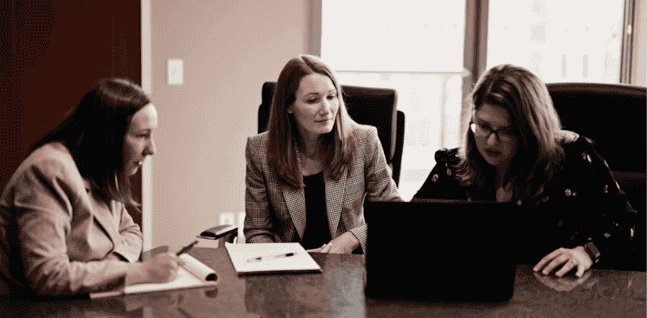 Guide on lawyer types in Canada.