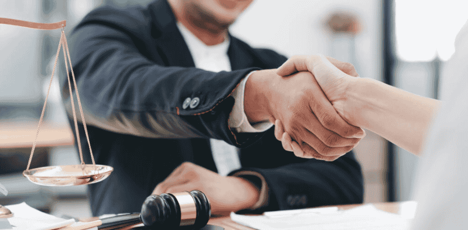 Simple guide on what does an immigration lawyer do in Canada.